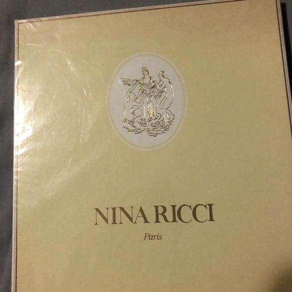 Authentic NINA RICCI Brand new 2 handkerchiefs in a box - Picture 2 of 5